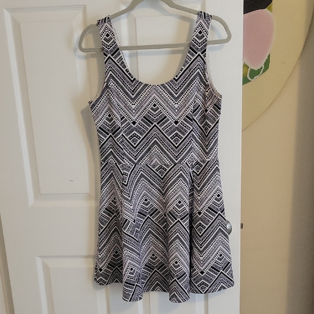 Divided By H&M Black and White Geo scoop neck sleeveless Mini Dress/cover Sz14